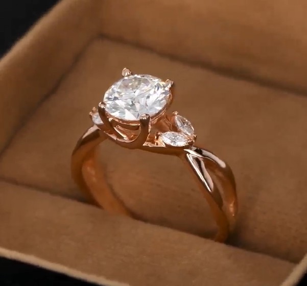 Using props to create a jewelry 360 video